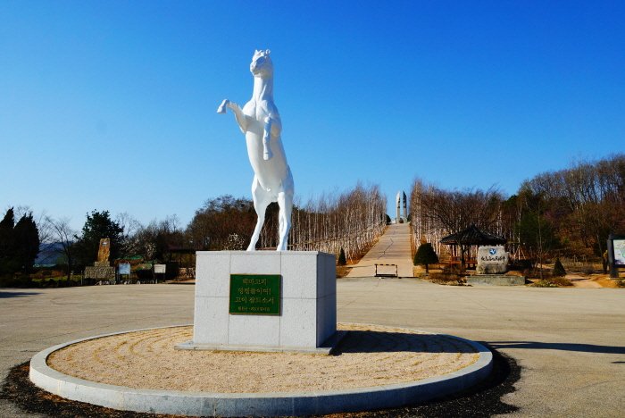 [Gangwon-do] Denkmal und Gedenkhalle am Schlachtfeld Baengmagoji (백마고지 위령비와 기념관)
