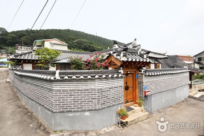 [Chungcheongnam-do] Bonghwangjae Hanok Guesthouse (봉황재 한옥 게스트하우스)