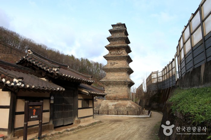 [Gyeongsangbuk-do] Siebenstöckige Steinpagode der Tempelanlage Beopheungsa (안동 법흥사지 칠층전탑)